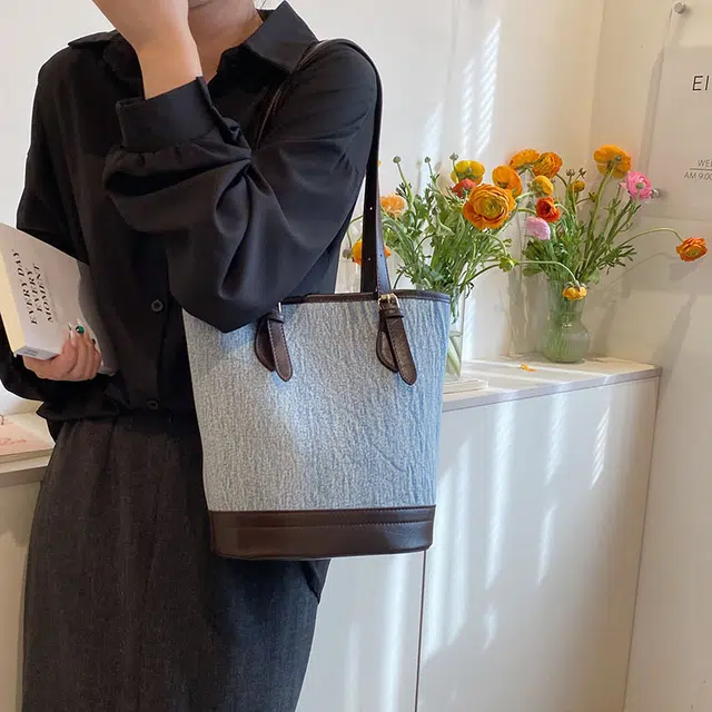 三只小鸭 腋下包小众质感百搭大容量水桶包 牛仔布 单肩包 女款 深蓝色/浅蓝色