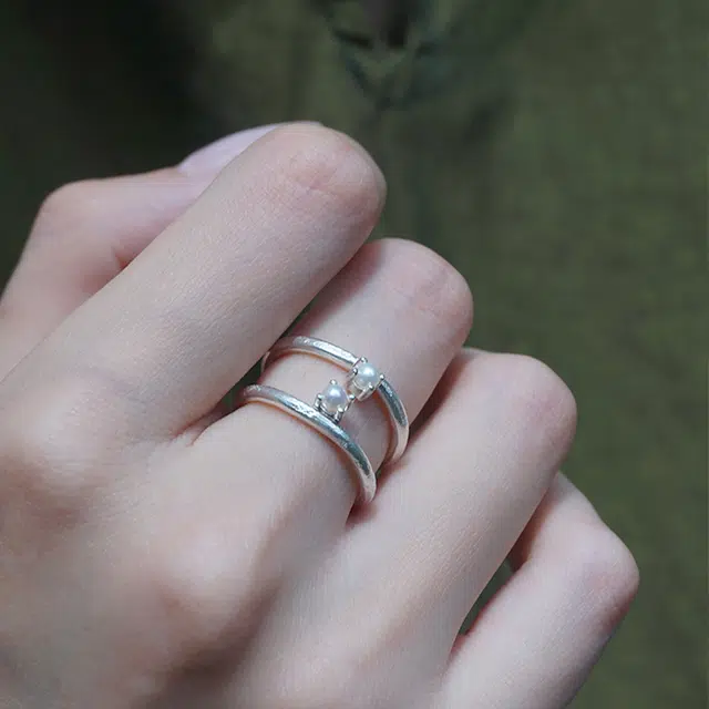 925
