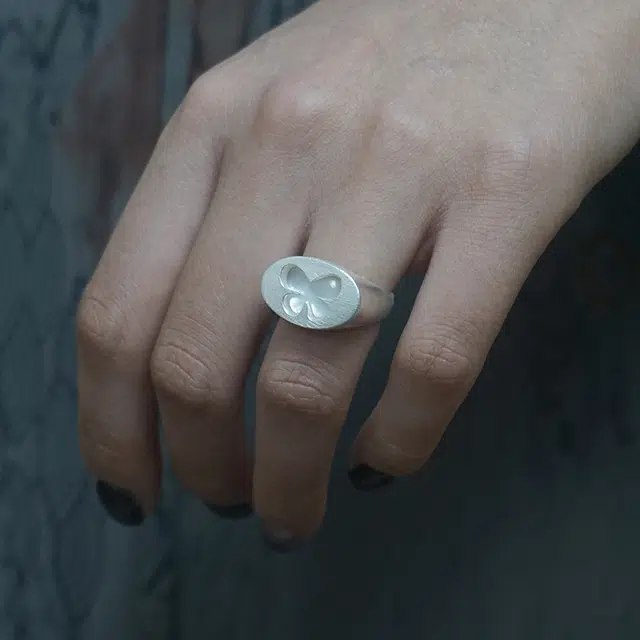 925