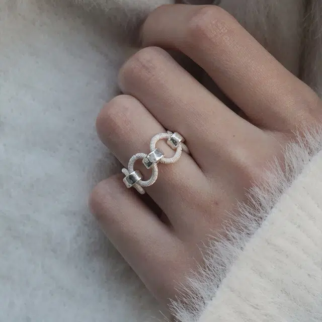 925