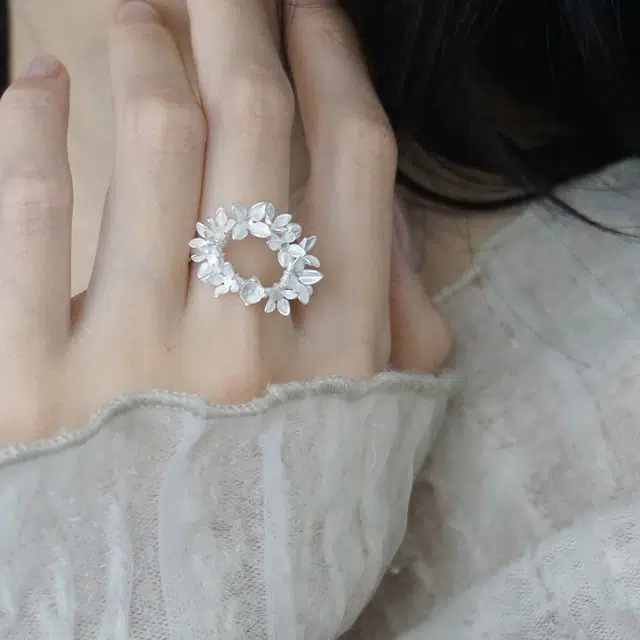 925