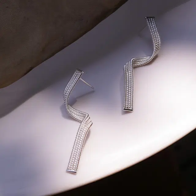 925