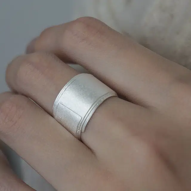 925