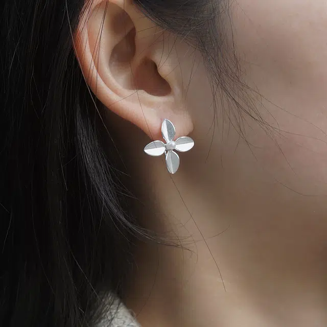 925