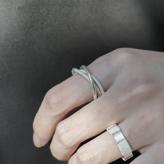 925