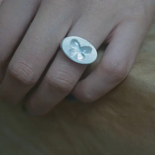 925