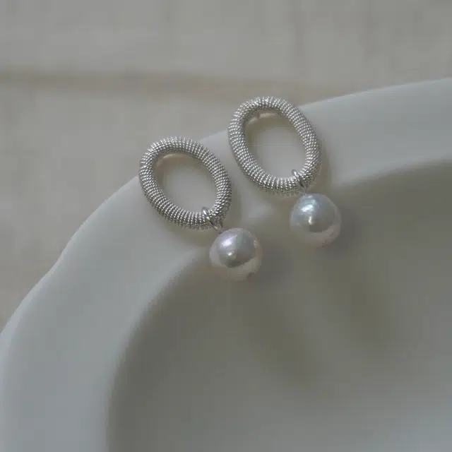925