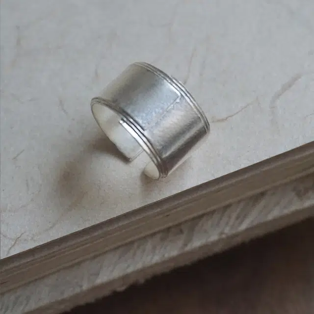 925