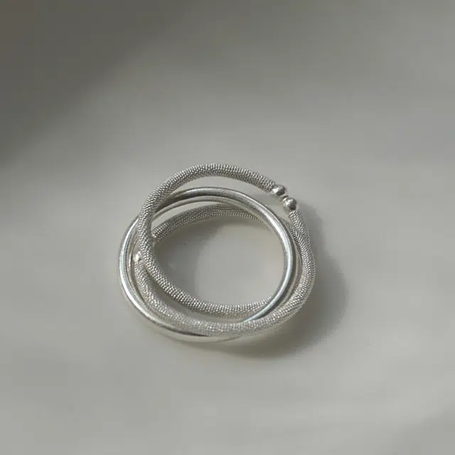 925