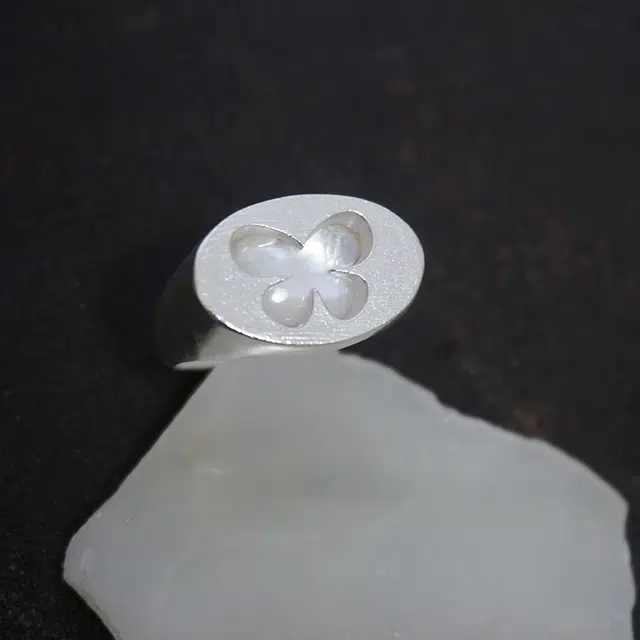 925