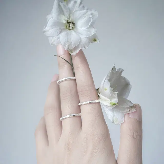 925