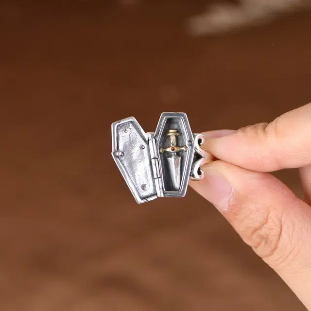 925