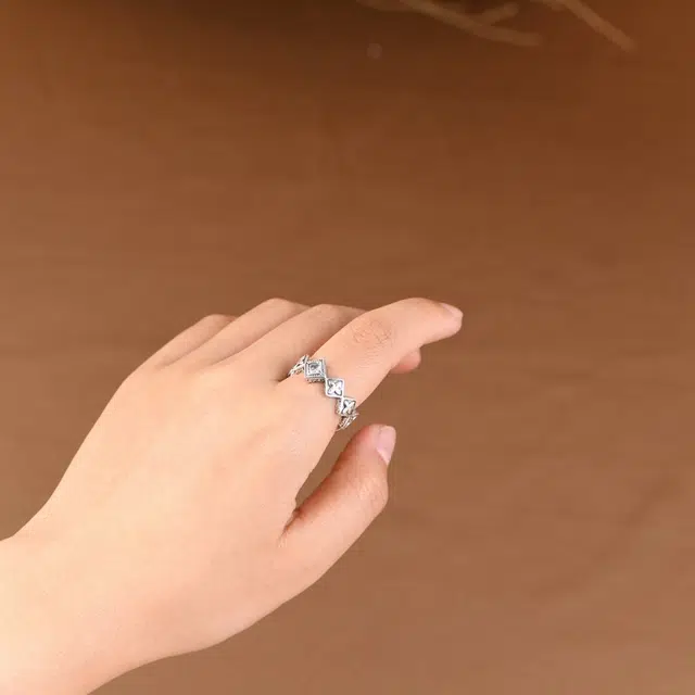 925