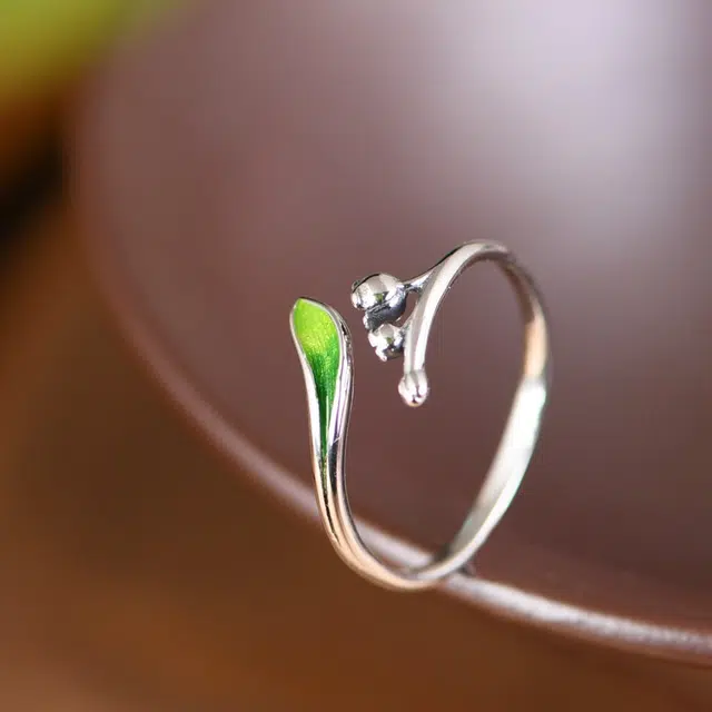 925