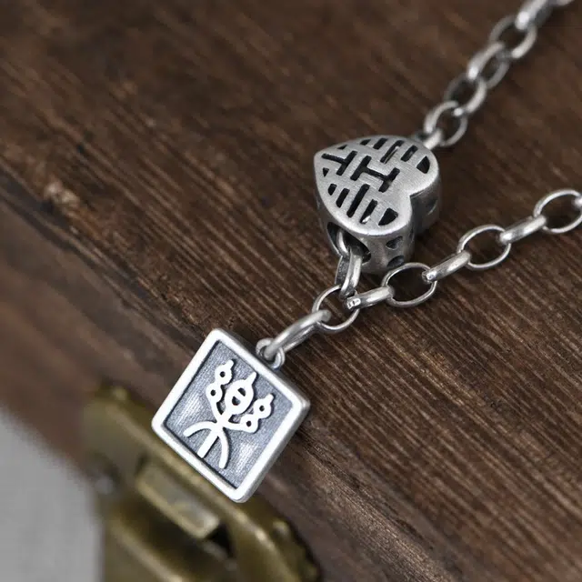 925