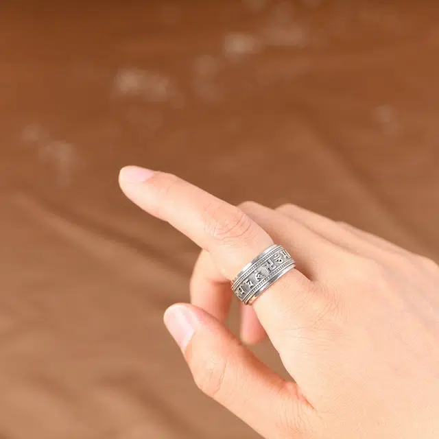 925