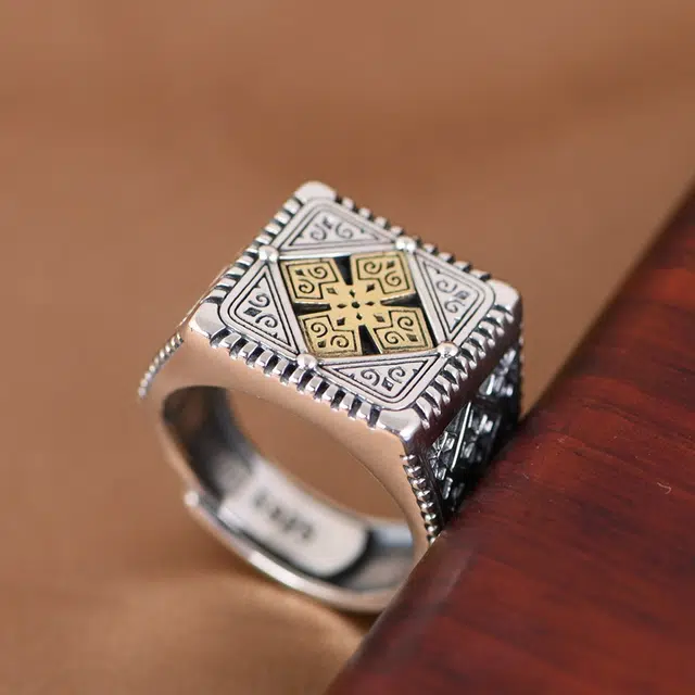 925