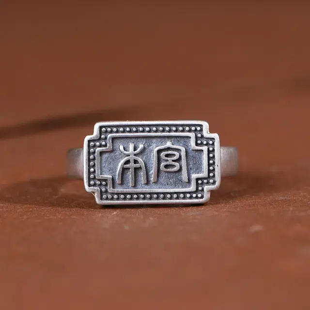 925