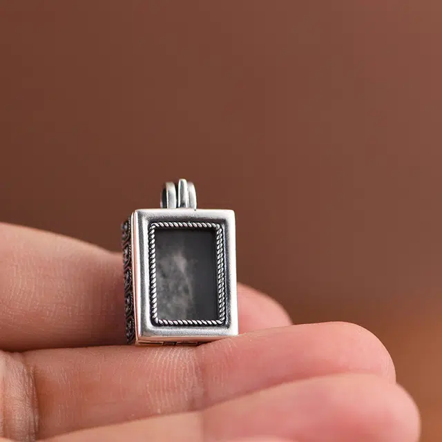 925