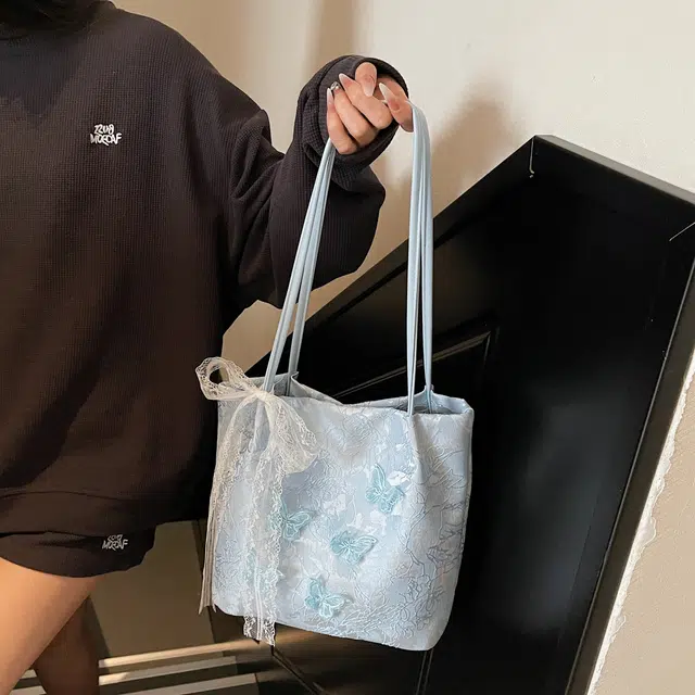 雅鹿 春夏新中式国风蝴蝶刺绣水桶包小众精致气质百搭日常出行通勤托特包 布 单肩包 女款 蓝色/粉色/白色