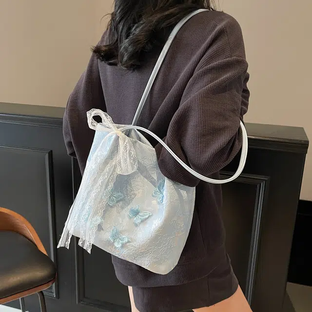 雅鹿 春夏新中式国风蝴蝶刺绣水桶包小众精致气质百搭日常出行通勤托特包 布 单肩包 女款 蓝色/粉色/白色