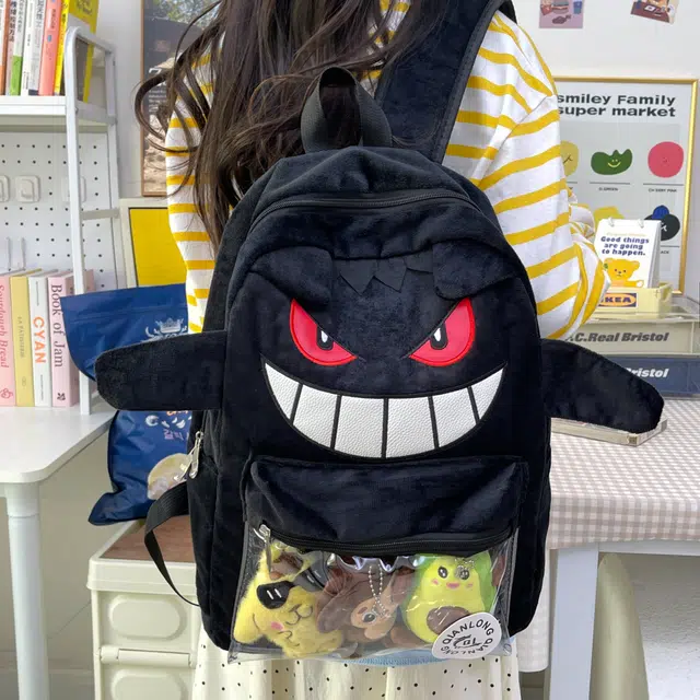 雅鹿 日系卡通动漫耿鬼百搭大容量学生上课通勤书包丑萌搞怪出游轻便透明层痛包二次元背包 毛绒 双肩包 男女同款情侣款 黑色/紫色