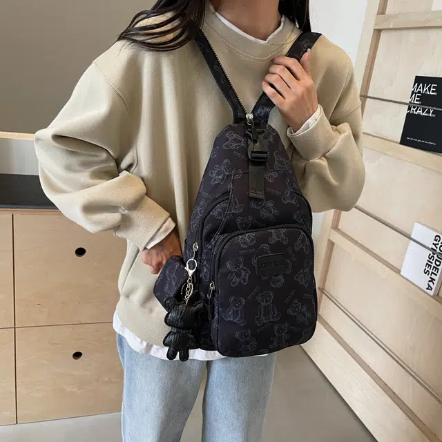 雅鹿 高颜值韩版卡通小熊印花简约多功能 帆布 胸包双肩包 男女同款情侣款 黑色/米白色/粉色