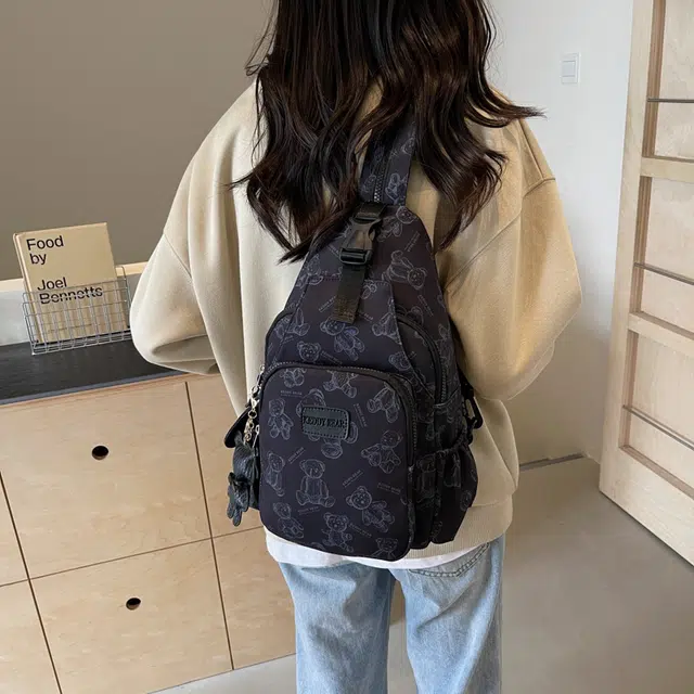 雅鹿 高颜值韩版卡通小熊印花简约多功能 帆布 胸包双肩包 男女同款情侣款 黑色/米白色/粉色