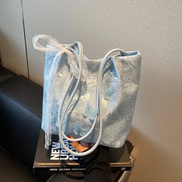 雅鹿 春夏新中式国风蝴蝶刺绣水桶包小众精致气质百搭日常出行通勤托特包 布 单肩包 女款 蓝色/粉色/白色