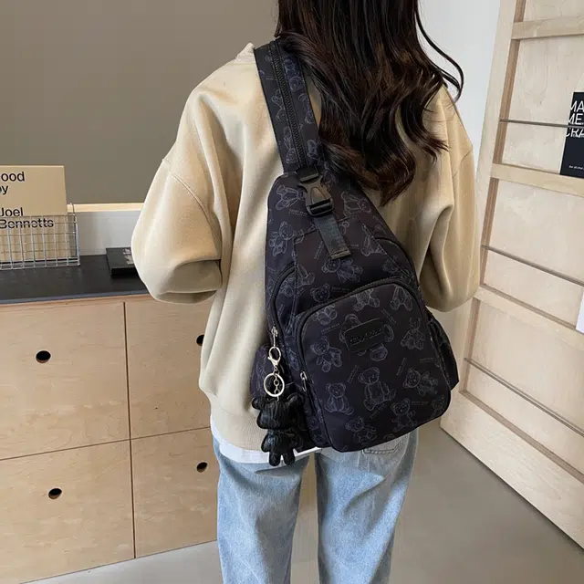 雅鹿 高颜值韩版卡通小熊印花简约多功能 帆布 胸包双肩包 男女同款情侣款 黑色/米白色/粉色