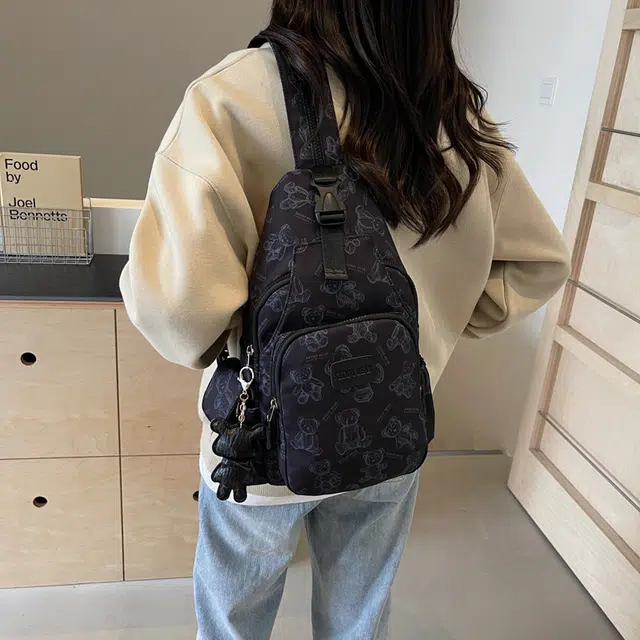雅鹿 高颜值韩版卡通小熊印花简约多功能 帆布 胸包双肩包 男女同款情侣款 黑色/米白色/粉色