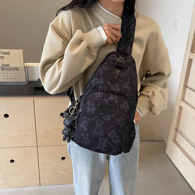 雅鹿 高颜值韩版卡通小熊印花简约多功能 帆布 胸包双肩包 男女同款情侣款 黑色/米白色/粉色