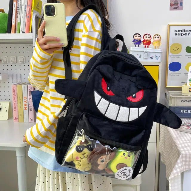 雅鹿 日系卡通动漫耿鬼百搭大容量学生上课通勤书包丑萌搞怪出游轻便透明层痛包二次元背包 毛绒 双肩包 男女同款情侣款 黑色/紫色