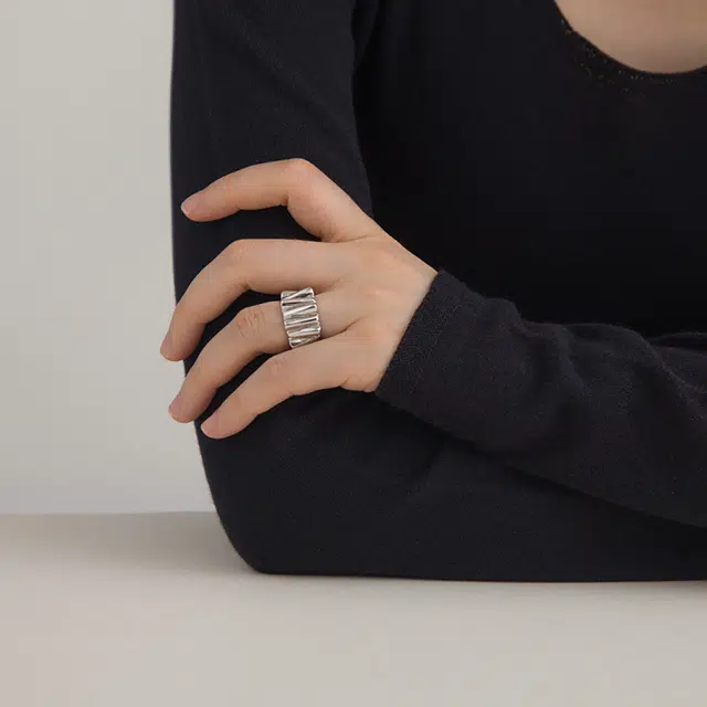 925