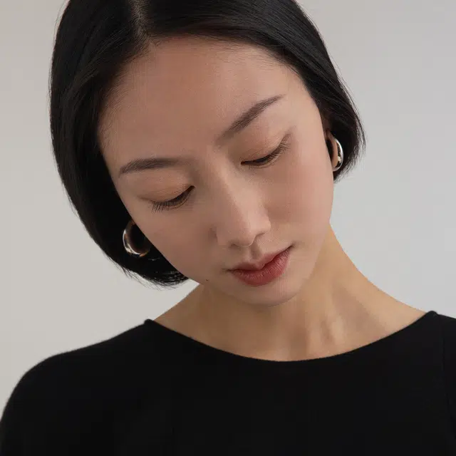 925