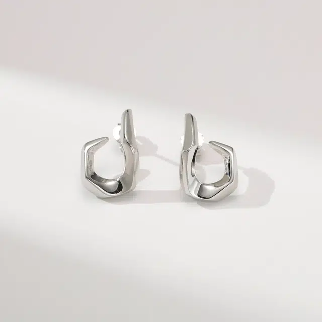 925