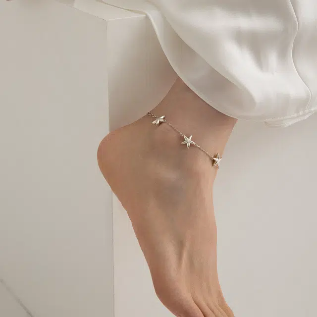 925