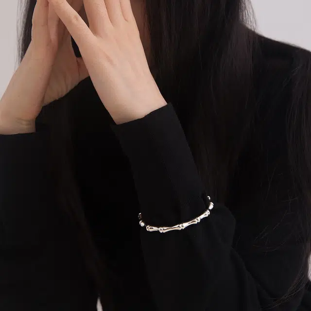 925