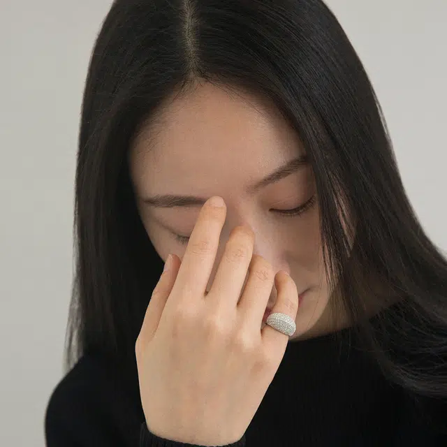 925