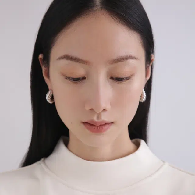 925