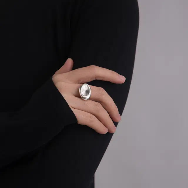 925