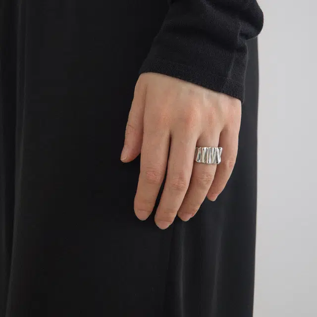 925