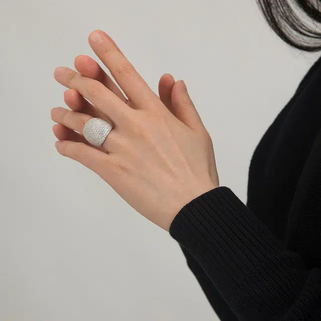 925