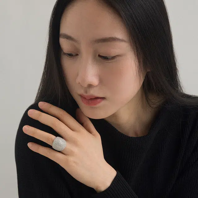 925