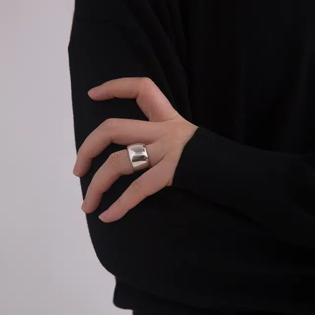 925