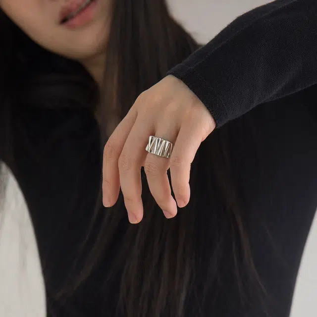 925