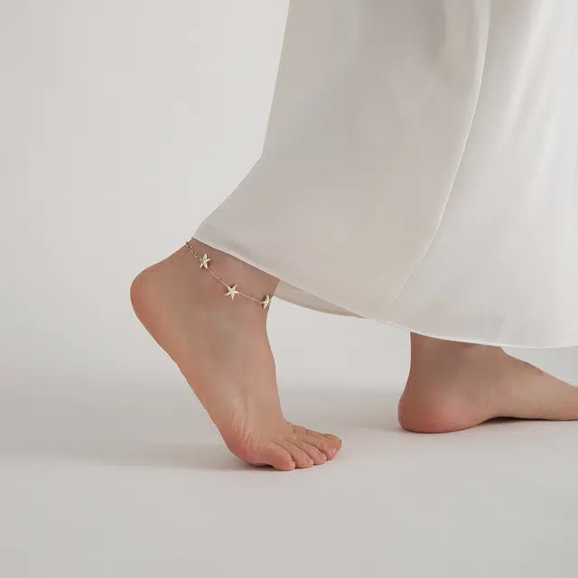 925