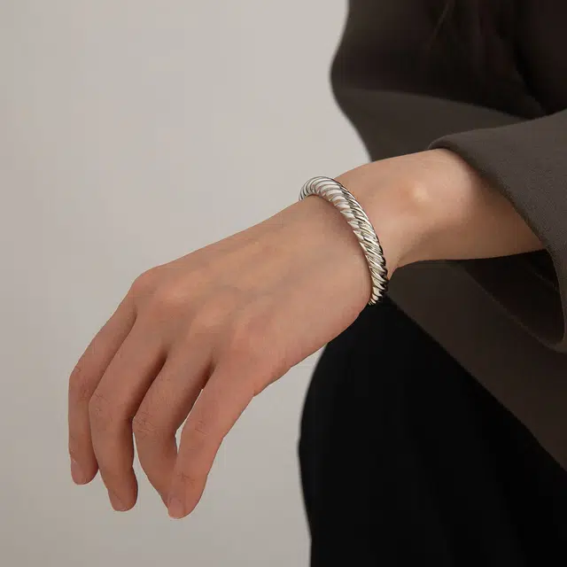925