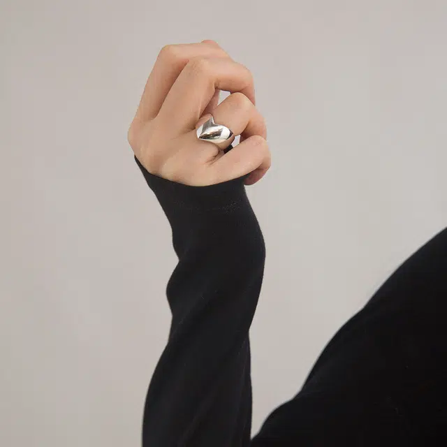 925