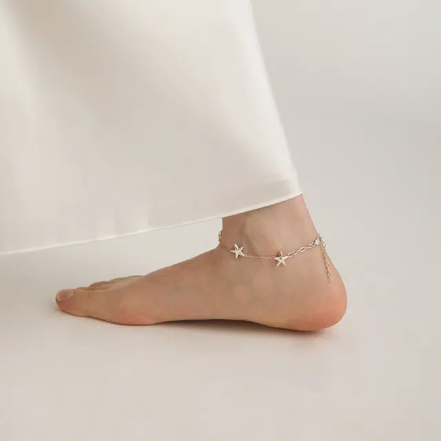 925